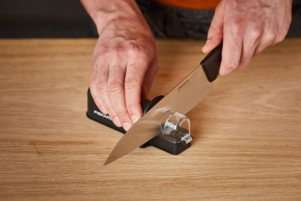 Fiskars Essential Roll-Sharp 1065598 (1023811) Knife Sharpener, Black - Image 4