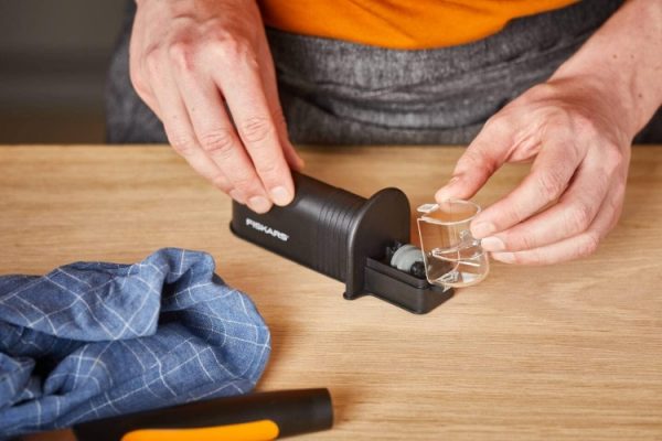Fiskars Essential Roll-Sharp 1065598 (1023811) Knife Sharpener, Black - Image 5