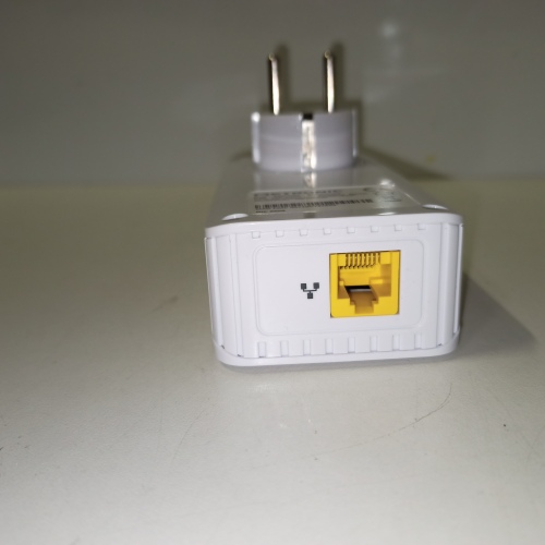 Ecost customer return Prise CPL netsocket 600 MB/s avec 1 Port Fast Ethernet 100 MB/s et Prise gigog