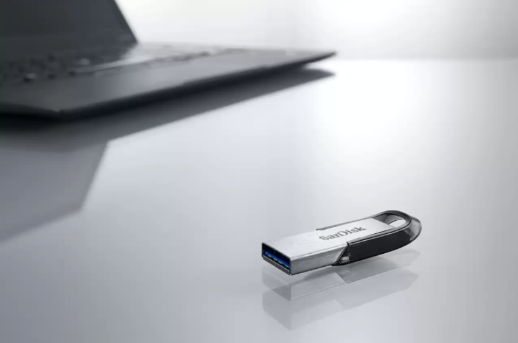 SanDisk Ultra Flair USB Flash Drive 32GB, USB-A 3.0, Black/Silver