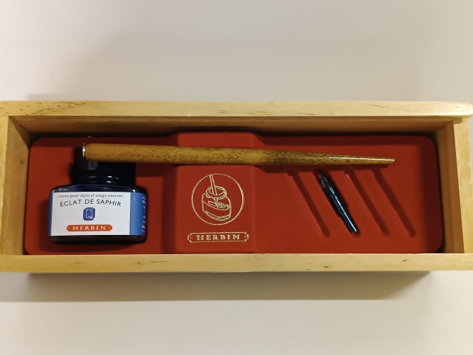 Ecost Customer Return Herbin 27016T - A wooden box '' Sapphire eclat '' Compret a wooden puck, 5