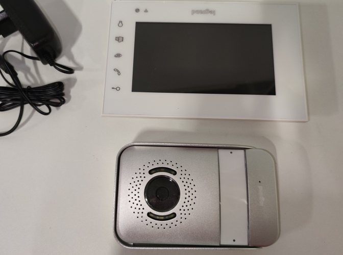 Ecost customer return Legrand, WiFi Video Door Intercom Kit with 2 Wire Connection, 7 Inch High Glos