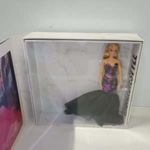 IgyktgKGA3JX5zQGtqvoqBCfdZDAib5162adQ5Nt Ecost Customer Return Barbiestyle Fashion Studio & Doll Set With Vanity, Fashions & Accessories