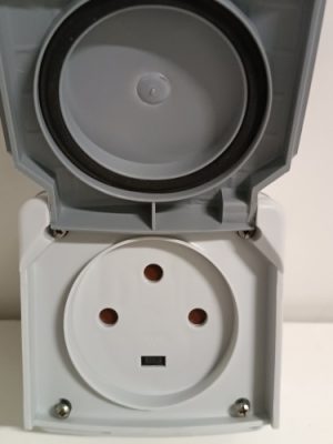 Ecost customer return Legrand LEG91656 Waterproof Socket SurfaceMounted E Socket 20 A 3p IP55 ik08 i