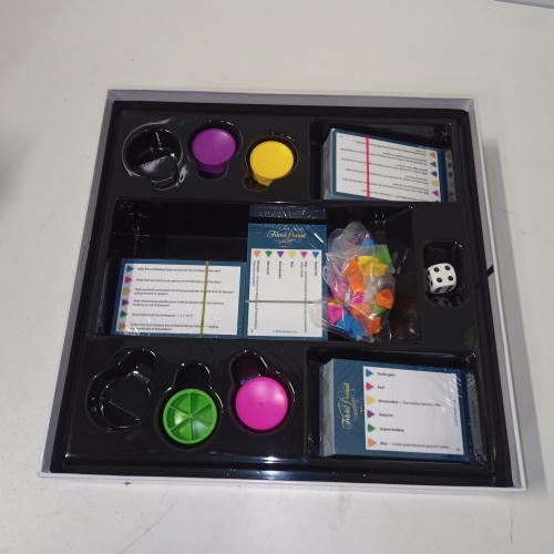 Ecost Customer Return Hasbro C1940104 Trivial Pursuit: Classic Game
