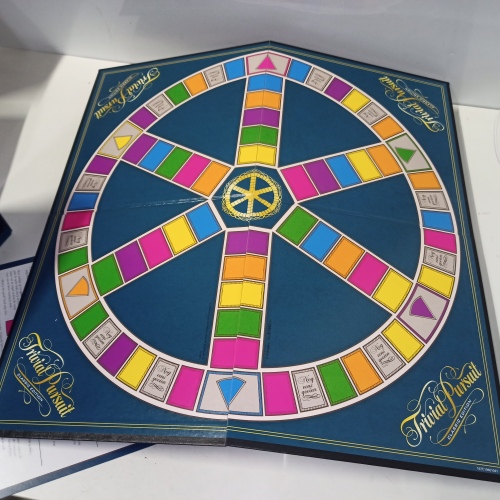 Ecost Customer Return Hasbro C1940104 Trivial Pursuit: Classic Game