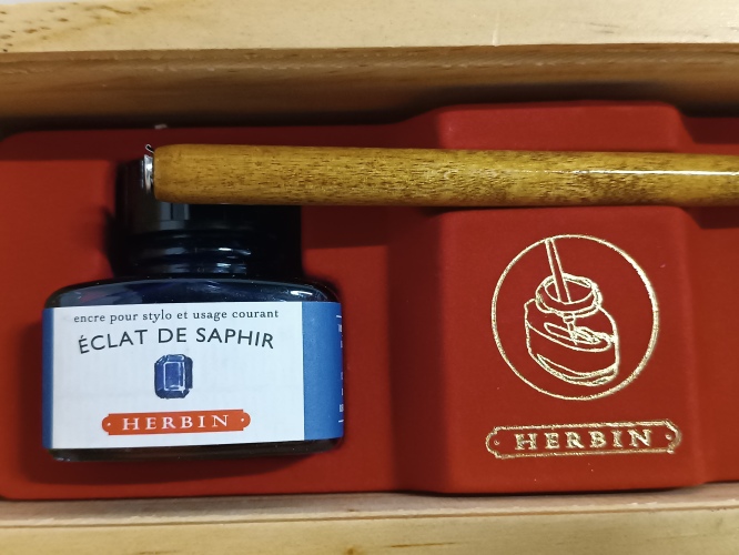 Ecost Customer Return Herbin 27016T - A wooden box '' Sapphire eclat '' Compret a wooden puck, 5