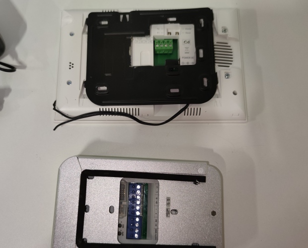 Ecost customer return Legrand, WiFi Video Door Intercom Kit with 2 Wire Connection, 7 Inch High Glos